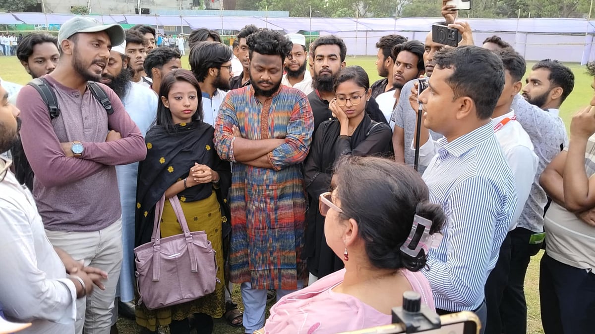 কেরানীগঞ্জ উপজেলা নির্বাহী কর্মকর্তা (ইউএনও) রিনাত ফৌজিয়ার সঙ্গে কথা বলছেন বৈষম্যবিরোধী ছাত্র আন্দোলনের নেতা-কর্মীরা। আজ রোববার কেরানীগঞ্জের অধ্যাপক হামিদুর রহমান স্টেডিয়ামে