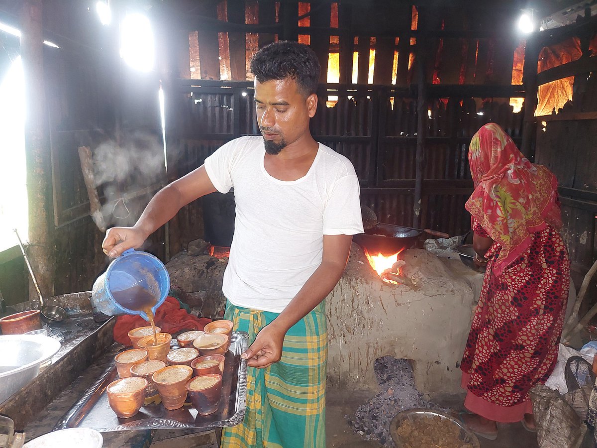 গাইবান্ধা সদর উপজেলার মধ্য রাধাকৃষ্ণপুর গ্রামের সাদেকুল ইসলামের ‘পোড়া চা’ পান করতে দূরদূরান্ত থেকে আসেন অনেকে