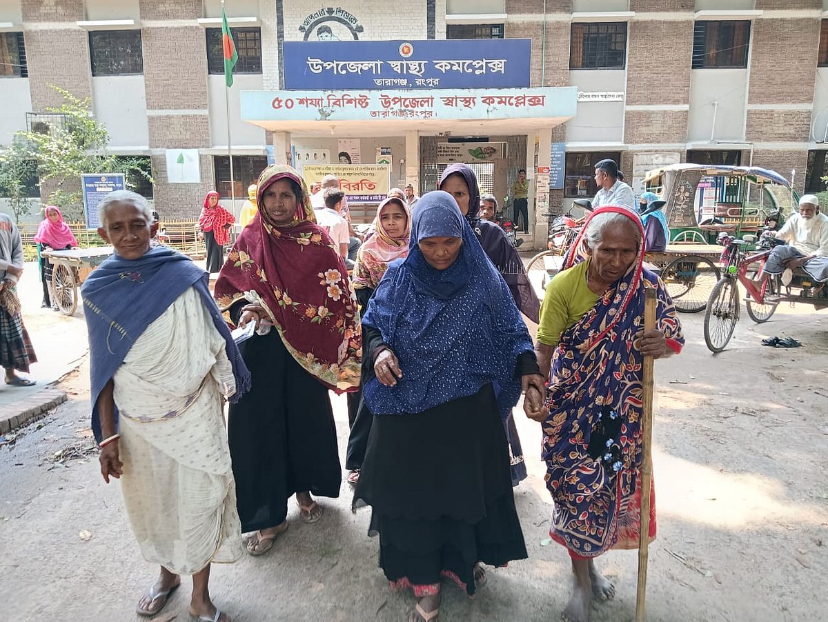 চিকিৎসাসেবা না পেয়ে ফিরে যাচ্ছেন রোগীরা। আজ রোববার দুপুরে রংপুরের তারাগঞ্জ উপজেলা স্বাস্থ্য কমপ্লেক্সে
