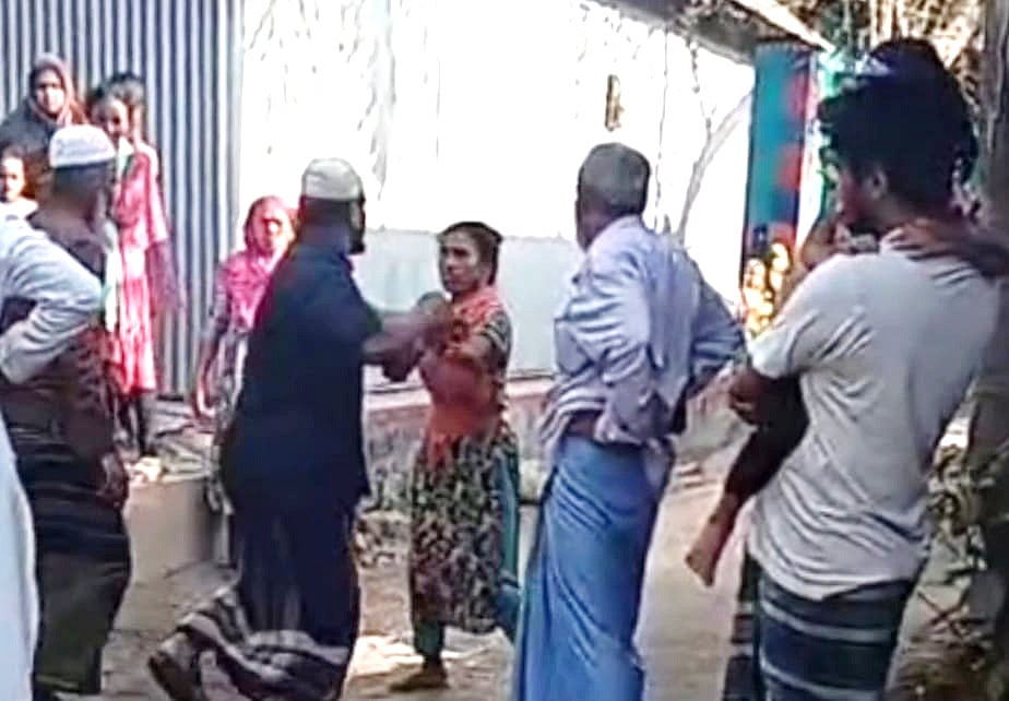 কুমিল্লার দেবীদ্বারে সুদে নেওয়া টাকা সময়মতো ফেরত না দেওয়ায় এক নারীকে সালিস বৈঠকে মারধর করা হয়। ছবিটি ভাইরাল হওয়া ভিডিও থেকে নেওয়া