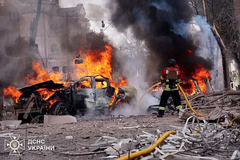 রাশিয়ার ক্ষেপণাস্ত্র হামলার পর আগুন নেভাতে কাজ করছেন ইউক্রেনের জরুরি সেবা সংস্থার কর্মীরা। ইউক্রেনের সুমি অঞ্চলে।