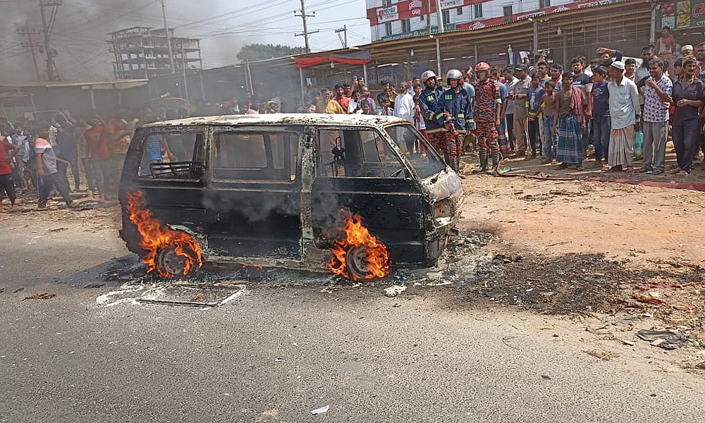 কুমিল্লার বুড়িচংয়ে চলন্ত মাইক্রোবাসে হঠাৎ অগ্নিকাণ্ডের ঘটনা ঘটেছে। রোববার দুপুরে ঢাকা-চট্টগ্রাম মহাসড়কের নিমসার বাজার এলাকায়