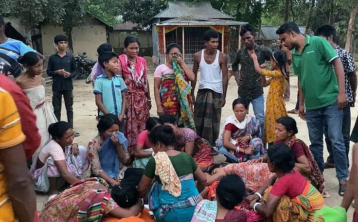 কুয়া সংস্কার করতে গিয়ে মারা যাওয়া ব্যক্তিদের স্বজনদের আহাজারি। রোববার বিকেলে ঝিনাইগাতী উপজেলার ভূঁইয়া বাড়ি গ্রামে