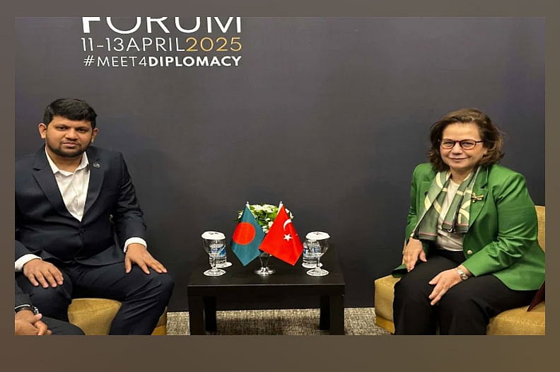 তথ্য ও সম্প্রচার উপদেষ্টা মো. মাহফুজ আলম শনিবার তুরস্কে ‘আন্টালিয়া কূটনীতি ফোরাম, ২০২৫’-এর সাইডলাইনে তুরস্কের উপ-পররাষ্ট্রমন্ত্রী এ. বেরিস একেনসির সাথে সাক্ষাৎ করেন