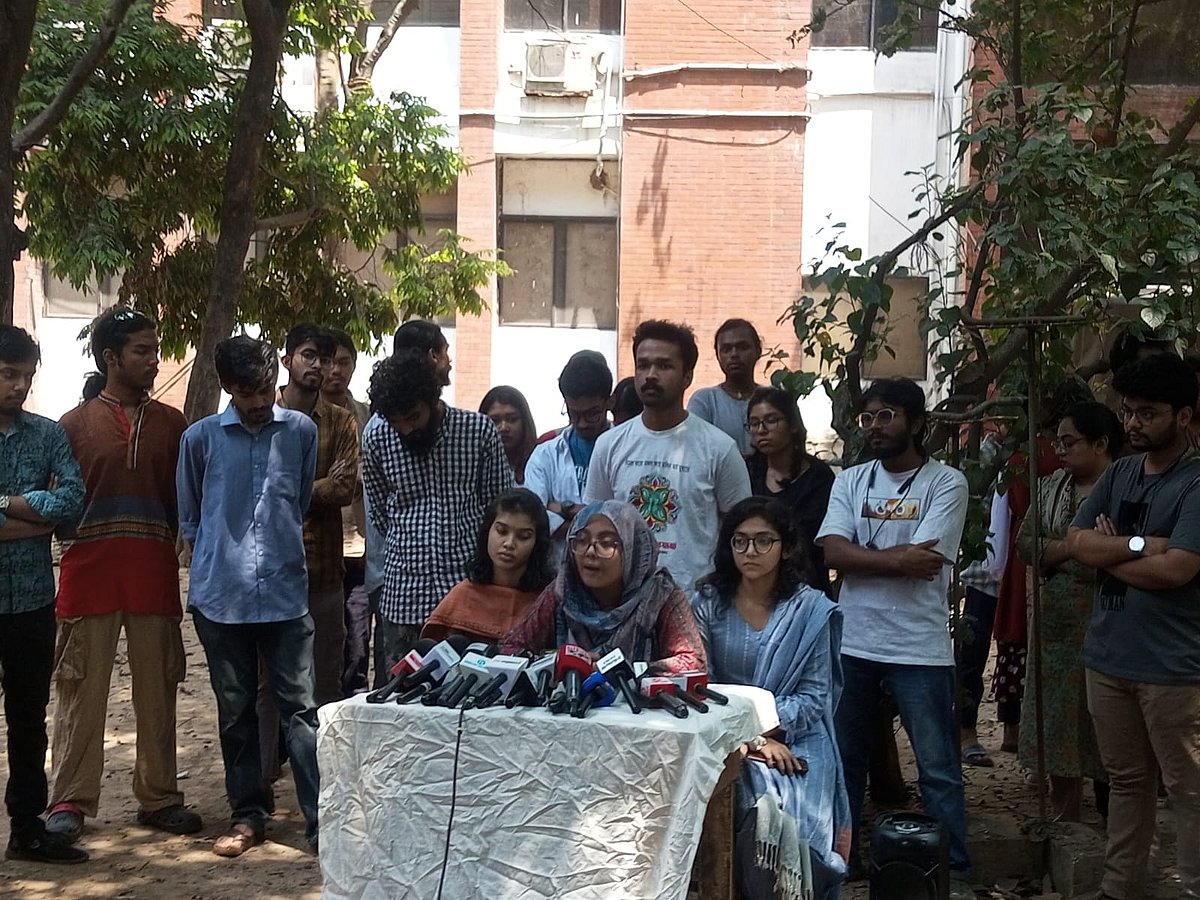 মঙ্গল শোভাযাত্রার নাম পরিবর্তন এবং এই শোভাযাত্রা আয়োজন নিয়ে নিজেদের অবস্থান তুলে ধরতে আজ রোববার সংবাদ সম্মেলন করেন ঢাকা বিশ্ববিদ্যালয়ের চারুকলার সাবেক ও বর্তমান একদল শিক্ষার্থী