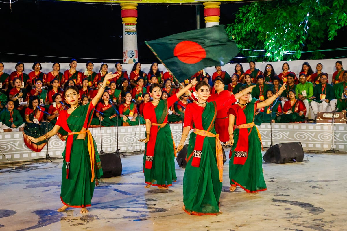 ‘সুরের ধারা’র চৈত্রসংক্রান্তি অনুষ্ঠানে নৃত্য পরিবেশন করছেন শিল্পীরা। ঢাকা, ১৩ এপ্রিল