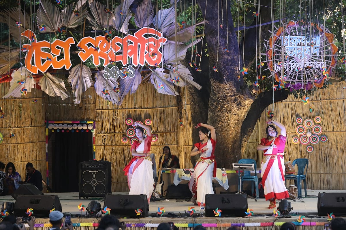 ঢাকা বিশ্ববিদ্যালয়ের চারুকলার বকুলতলায় চৈত্রসংক্রান্তির অনুষ্ঠানে নৃত্য পরিবেশন করছেন শিল্পীরা। রোববার সন্ধ্যায়