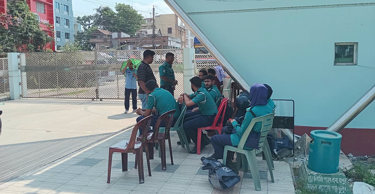 খুলনা প্রকৌশল ও প্রযুক্তি বিশ্ববিদ্যালয়ের প্রধান ফটকে পুলিশ সদস্যরা প্রহরায় আছেন। আজ রোববার সকালে