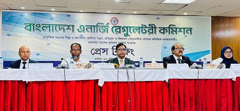 গ্যাসের মূ্ল্যবৃদ্ধির ঘোষণা দিতে প্রেস ব্রিফিংয়ের আয়োজন করে বিইআরসি। কারওয়ান বাজার, ঢাকা, ১৩ এপ্রিল। ছবি: প্রথম আলো