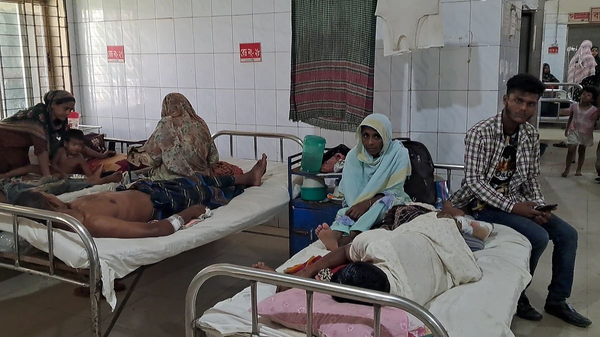 চিকিৎসকদের কর্মবিরতির কারণে হাসপাতালে ভর্তি হওয়া রোগীরা চিকিৎসা সেবা পাচ্ছেন না। আজ রোববার ভোলার ২৫০ শয্যার জেনারেল হাসপাতালে