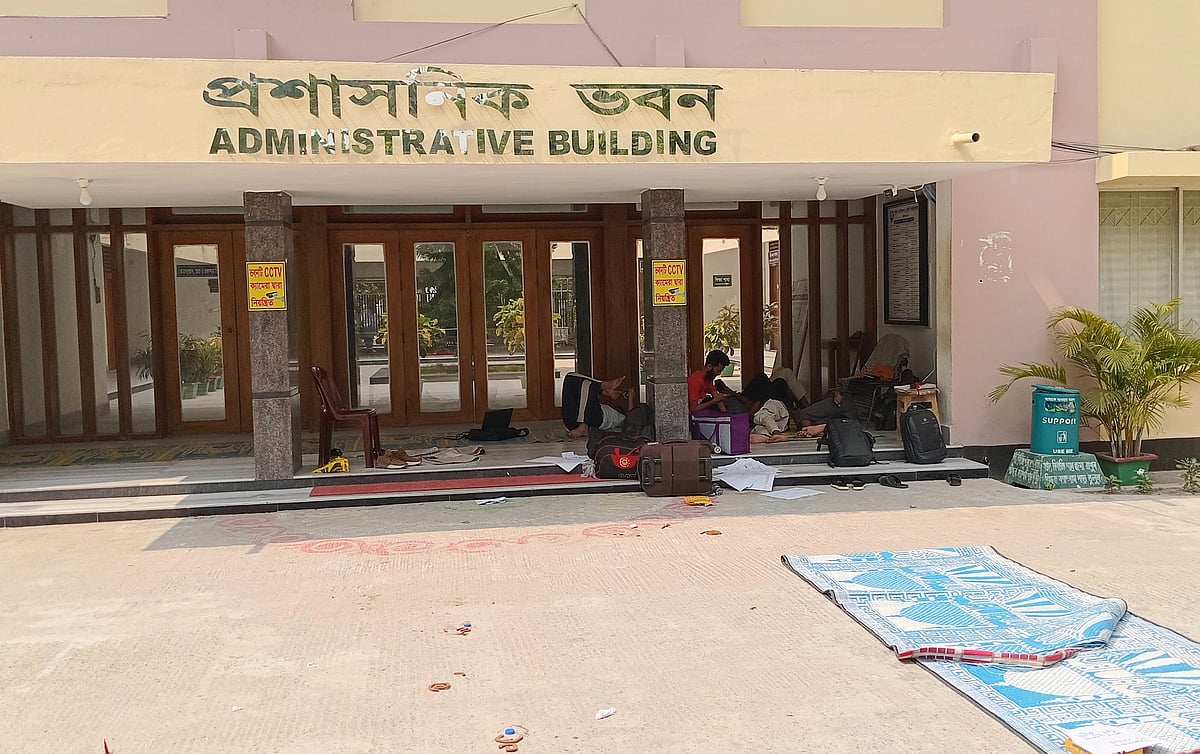 আবাসিক হল খুলে দেওয়ার দাবিতে খুলনা প্রকৌশল ও প্রযুক্তি বিশ্ববিদ্যালয়ের (কুয়েট) প্রশাসনিক ভবনের মূল ফটকের সামনে অবস্থান করছেন শিক্ষার্থীরা। আজ সোমবার দুপুরে