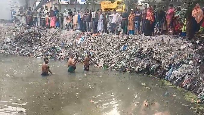 নারায়ণগঞ্জের সিদ্ধিরগঞ্জে বস্তাবন্দী তিন লাশ উদ্ধারে ঘটনায় আসামি ইয়াসিন মিয়াকে পুলিশ আজ সোমবার সকালে ঘটনাস্থলে যায়। মিজমিজি পশ্চিম পাড়া এলাকায়