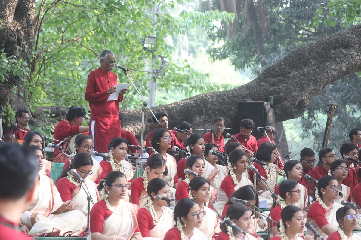 ছায়ানটের নির্বাহী সভাপতি সারওয়ার আলী। আজ সোমবার রাজধানীর রমনা বটমূলে ছায়ানটের বাংলা বর্ষবরণের অনুষ্ঠানের শেষ পর্যায়ে লিখিত বক্তব্য দেন তিনি