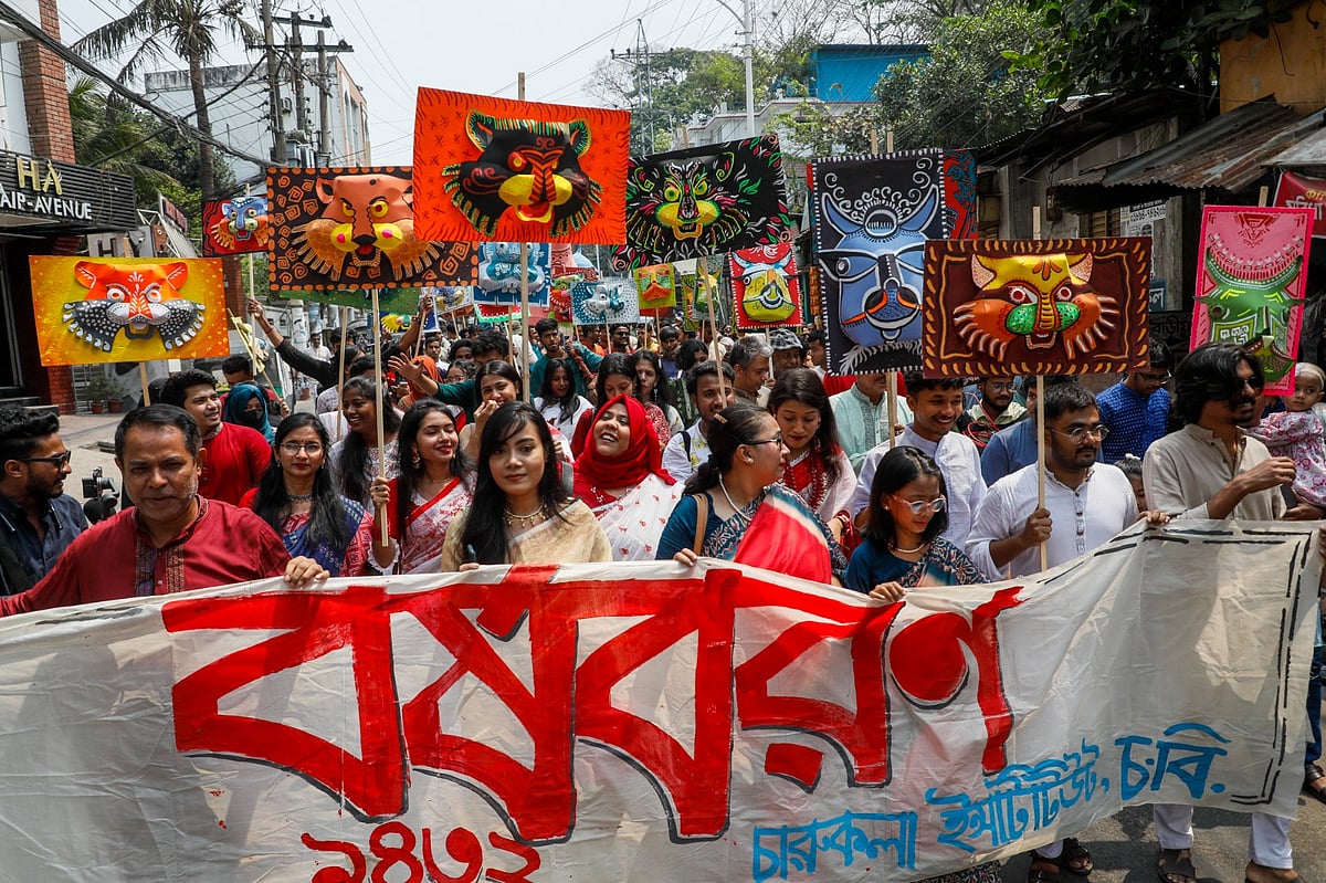 চট্টগ্রাম বিশ্ববিদ্যালয়ের চারুকলা ইনস্টিটিউট থেকে বের হয় শোভাযাত্রা। আজ সকালে