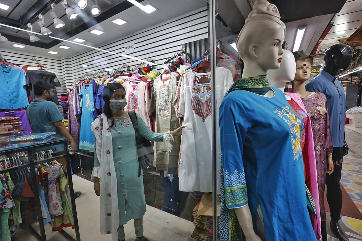 চলছে বৈশাখী কেনাকাটা। আজিজ সুপার মার্কেট, শাহবাগ, ঢাকা