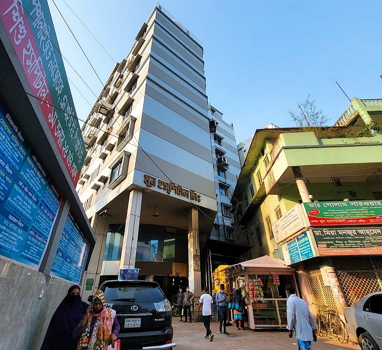 কুমিল্লা নগরের ঝাউতলা এলাকার মুন হাসপাতালে বেশি টাকা নিয়ে কম দামের ইনজেকশন দেওয়ার ঘটনা ঘটেছে