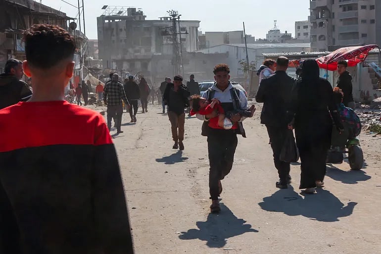 গাজা সিটিতে রোববার ইসরায়েলের ক্ষেপণাস্ত্র হামলার পর আহত এক শিশুকে সরিয়ে নেওয়া হচ্ছে