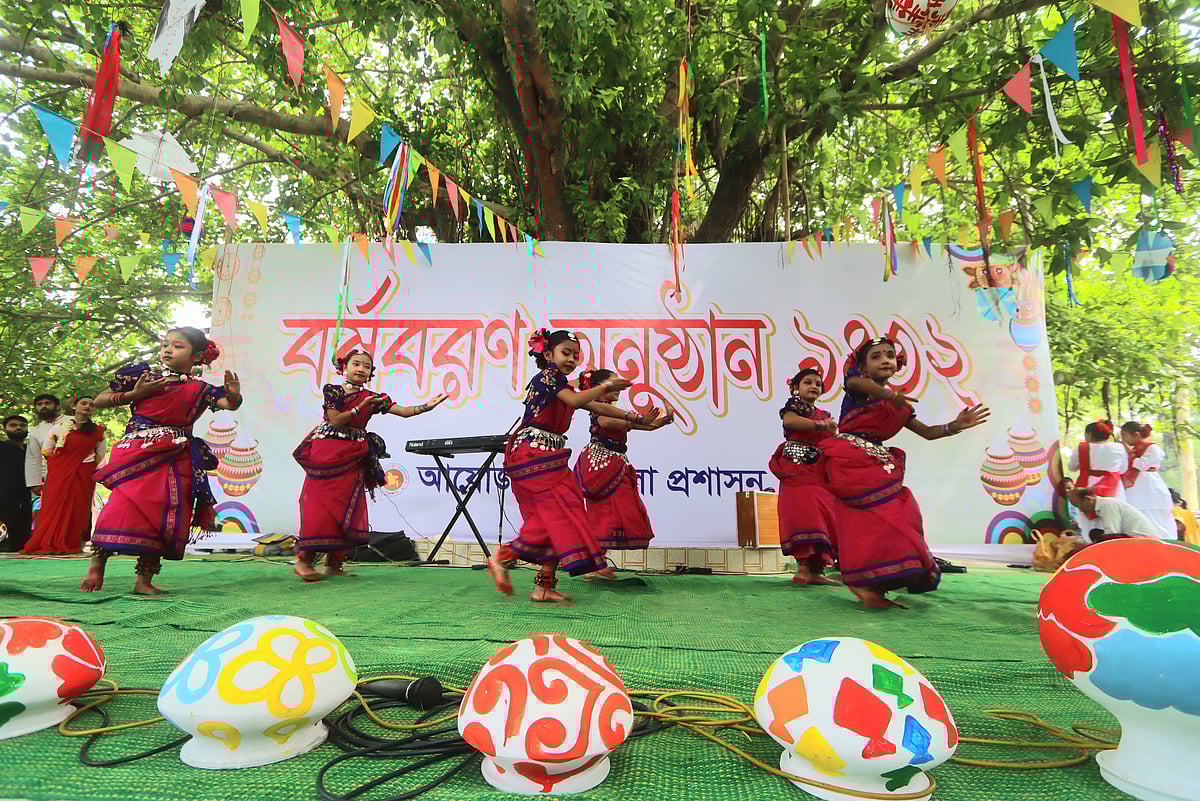 রংপুর জেলা প্রশাসনের আয়োজনে বর্ষবরণ অনুষ্ঠানে শিল্পকলা একাডেমির খুদে শিল্পীদের পরিবেশনায় একটি দলীয় নৃত্য। রংপুর জিলা স্কুল চত্বরে আজ সোমবার সকালে