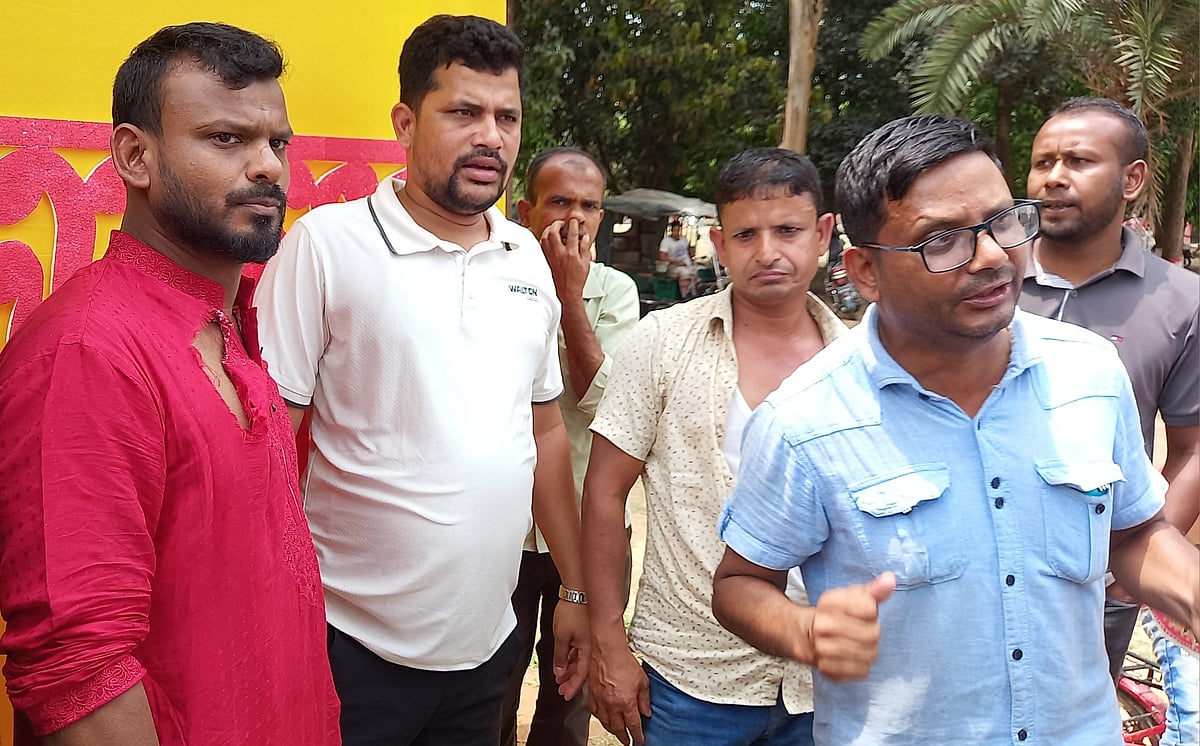 স্বেচ্ছাসেবক দলের নেতা-কর্মীদের বাধা দেওয়ায় তিন সরকারি কর্মচারীকে মারধর করা হয়েছে বলে অভিযোগ করেছেন তাঁরা