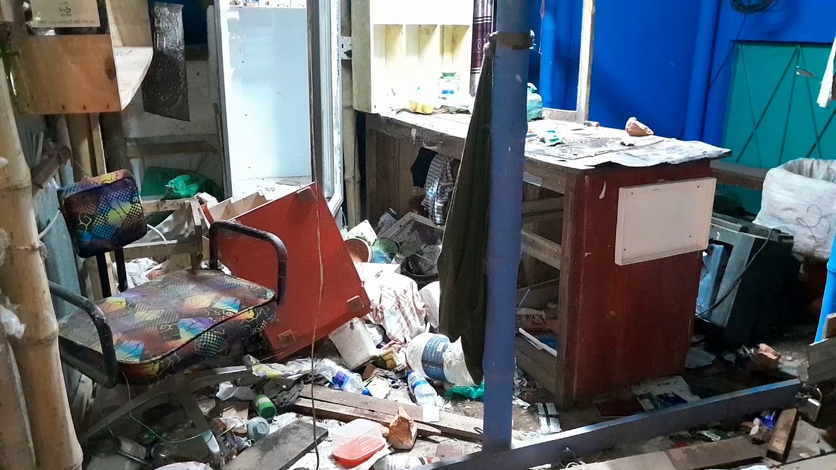 মাদারীপুরের রাজৈরে দুই গ্রামের বাসিন্দাদের মধ্যে দফায় দফায় সংঘর্ষে কমপক্ষে ১২টি দোকান ভাঙচুর ও লুটপাট করা হয়। রোববার রাতে পশ্চিম রাজৈর এলাকায়