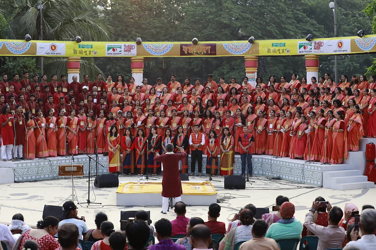 রাজধানীর ধানমন্ডির রবীন্দ্রসরোবরের উন্মুক্ত চত্বরে চ্যানেল আই-সুরের ধারা আয়োজিত বর্ষবরণ অনুষ্ঠান