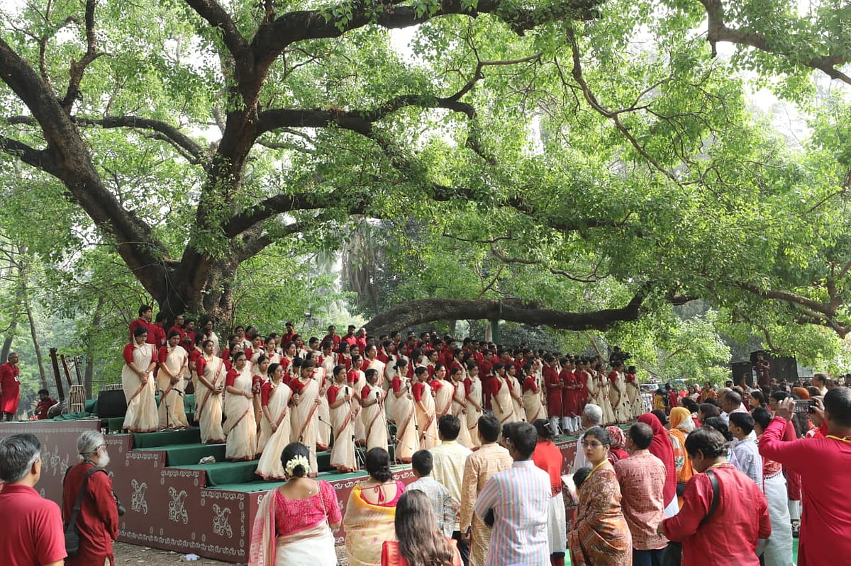 সমবেত কণ্ঠে জাতীয় সংগীত গাওয়ার মধ্য দিয়ে শেষ হয় ছায়ানটের বর্ষবরণের আয়োজন। রমনা বটমূল, ঢাকা, ১৪ এপ্রিল