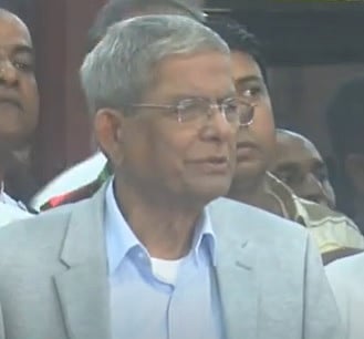 সিঙ্গাপুরে চিকিৎসা শেষে আজ সোমবার সন্ধ্যায় দেশে ফেরার পর হজরত শাহজালাল আন্তর্জাতিক বিমানবন্দরে সাংবাদিকদের সঙ্গে কথা বলেন বিএনপির মহাসচিব মির্জা ফখরুল ইসলাম আলমগীর