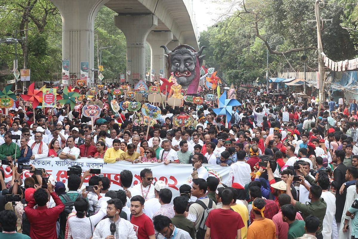 পয়লা বৈশাখের সকালে ঢাকা বিশ্ববিদ্যালয়ের চারুকলা অনুষদের সামনে থেকে বের হয় ‘বর্ষবরণ আনন্দ শোভাযাত্রা’