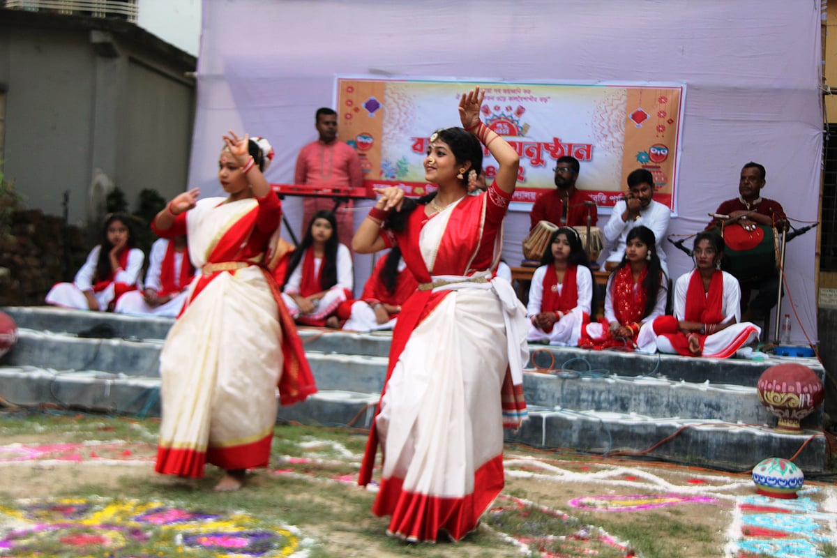 চুয়াডাঙ্গা শহরের ঝিনুক মাধ্যমিক বালিকা বিদ্যালয় চত্বরে আজ রোববার বর্ষবরণ অনুষ্ঠান শুরু হয়