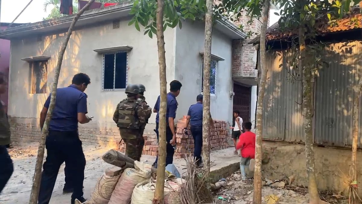 শরীয়তপুরের জাজিরা উপজেলার জয়নগর ছাব্বিমপারা এলাকায় ককটেল বিস্ফারণ ও সংঘর্ষের ঘটনা ঘটেছে। পরে ওই এলাকায় যৌথবাহিনীর সদস্যরা অভিযান চালায়