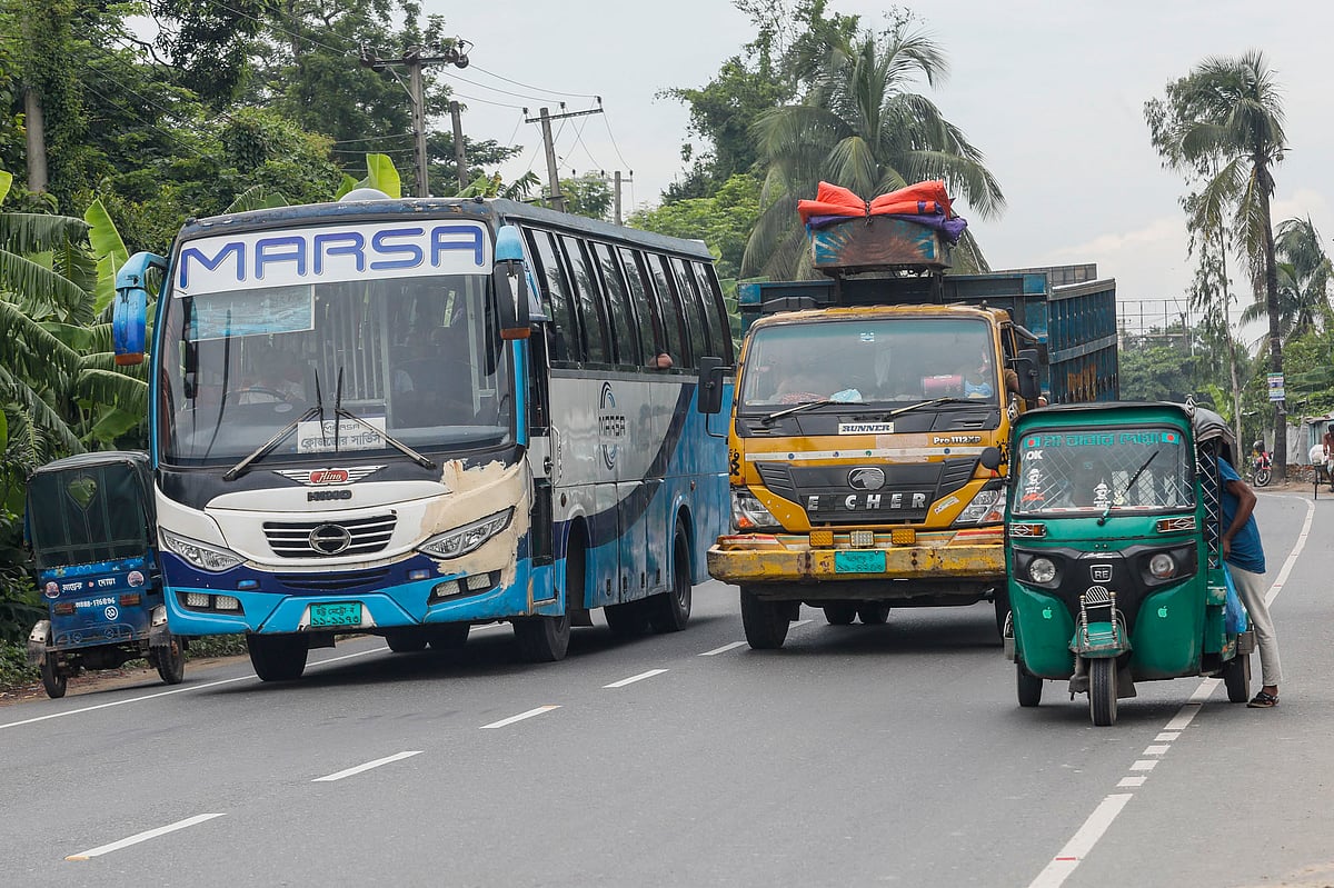 চট্টগ্রাম–কক্সবাজারের মহাসড়কে এমন দৃশ্যই প্রতিনিয়ত দেখা যায়। এক পাশ দিয়ে চলাচলকারী গাড়ি পুরো সড়ক দখল করে ফেলে, বিপরীত পাশ দিয়ে চলাচলের জায়গাও রাখা হয় না