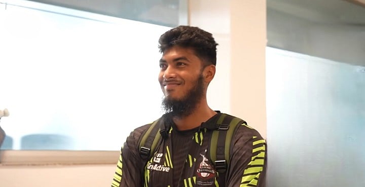 লাহোর কালান্দার্সের ড্রেসিংরুমে হাস্যোজ্জ্বল রিশাদ হোসেন