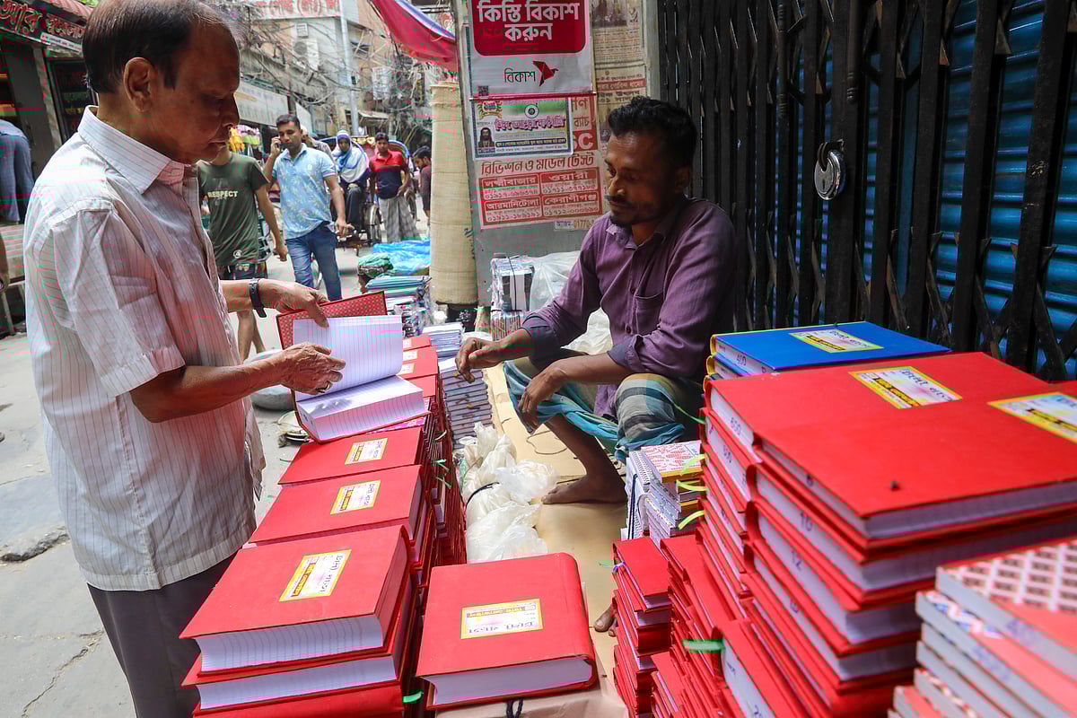 নতুন বছরের হিসাব রাখার জন্য হালখাতা কিনছেন এক ব্যবসায়ী। তাঁতীবাজার, পুরান ঢাকা, ১২ এপ্রিল