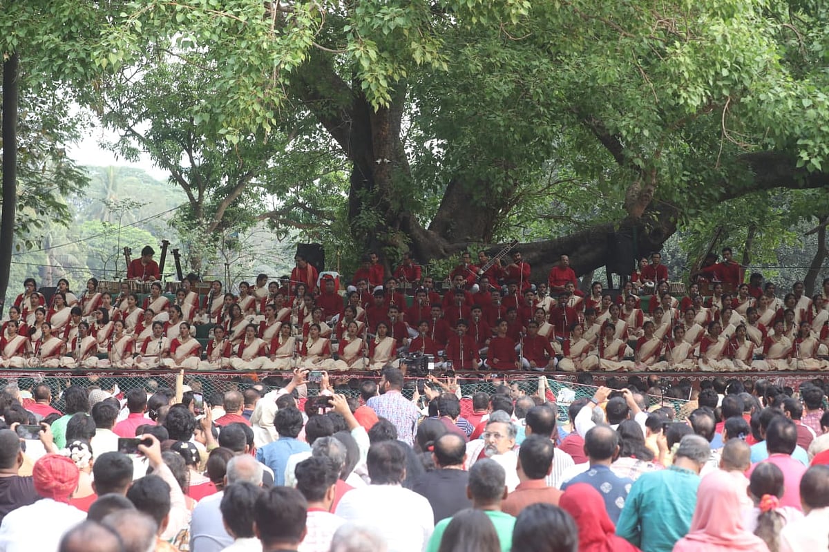 রমনার বটমূলে ছায়ানটের বর্ষবরণ অনুষ্ঠানে শিল্পীদের পরিবেশনা। ঢাকা, ১৪ এপ্রিল