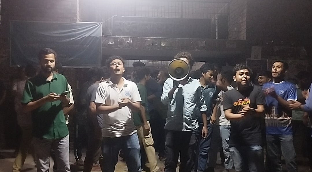 জাহাঙ্গীরনগর বিশ্ববিদ্যালয়ের মওলানা ভাসানী হলের সামনে প্রাধ্যক্ষের পদত্যাগের দাবিতে শিক্ষার্থীদের বিক্ষোভ