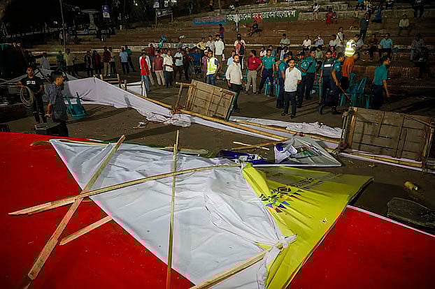 চট্টগ্রাম নগরের ডিসি হিলে বর্ষবরণের অনুষ্ঠানের জন্য নির্মিত মঞ্চ ভাঙচুর করে একদল লোক। গতকাল সন্ধ্যায়