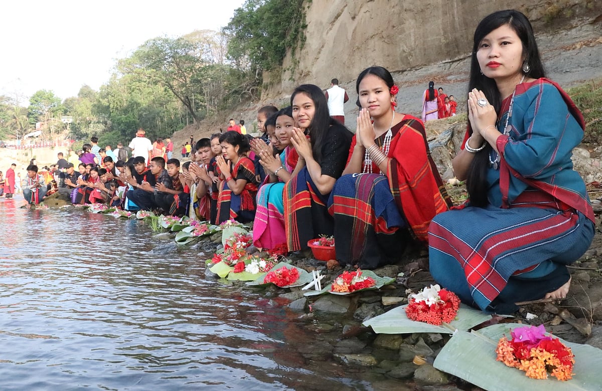 বান্দরবানের শঙ্খ নদে ফুল ভাসাতে ভিড় করেছেন চাকমা ও তঞ্চঙ্গ্যা তরুণীরা। গতকাল সকালে