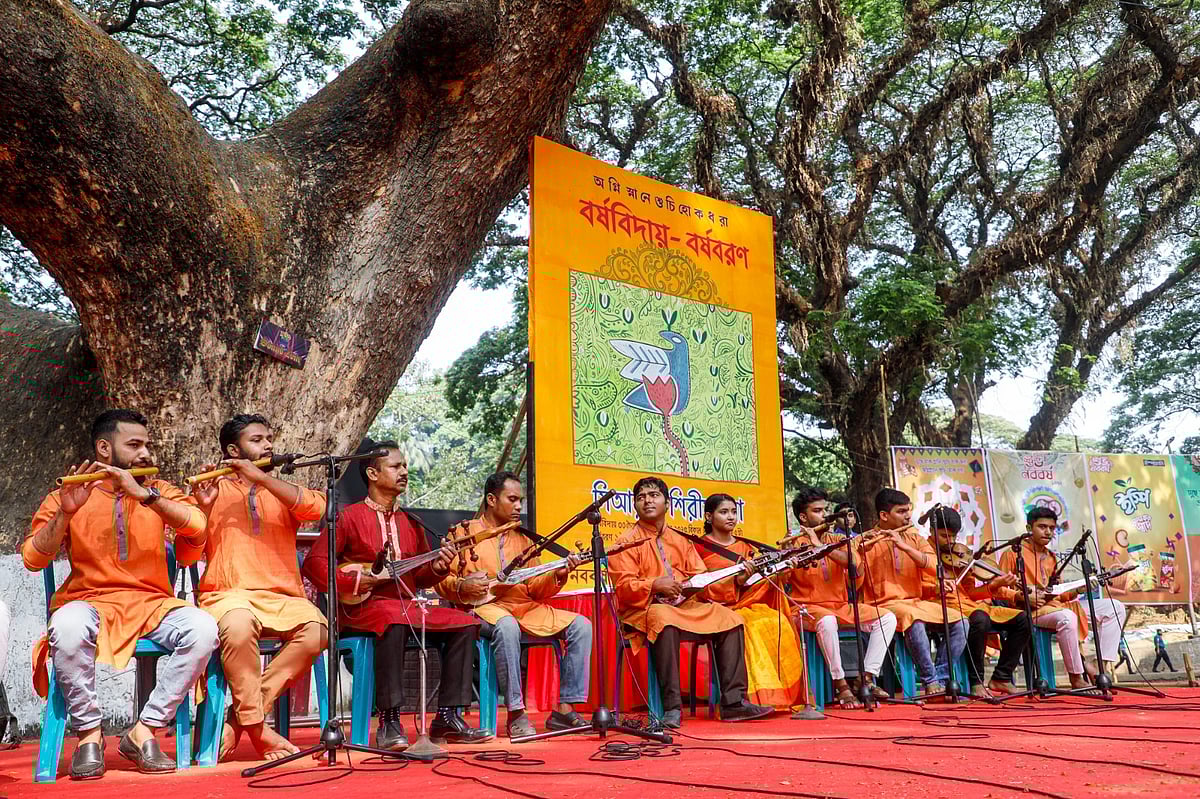 সিআরবিতে আয়োজিত বর্ষবরণ অনুষ্ঠানে সাংস্কৃতিক পরিবেশনায় অংশ নেন শিল্পীরা। আজ সকালে