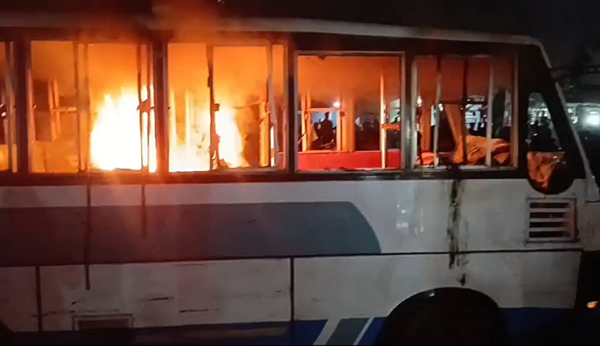 গাজীপুরের তেলিপাড়া এলাকায় মিনিবাসের সঙ্গে মুখোমুখি সংঘর্ষে সিএনজিচালিত অটোরিকশায় থাকা এক শিশুর নিহতের ঘটনায় বাসে আগুন দেন জনতা। আজ সোমবার রাত সাড়ে সাতটার তোলা