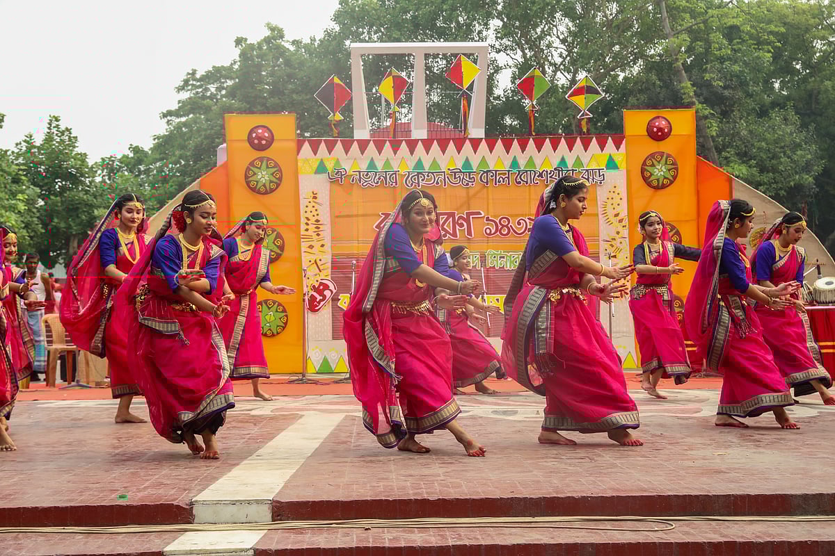 বাংলা বর্ষবরণ অনুষ্ঠানে দলীয় নৃত্য পরিবেশন করা হয়। ঢাকা, ১৪ এপ্রিল