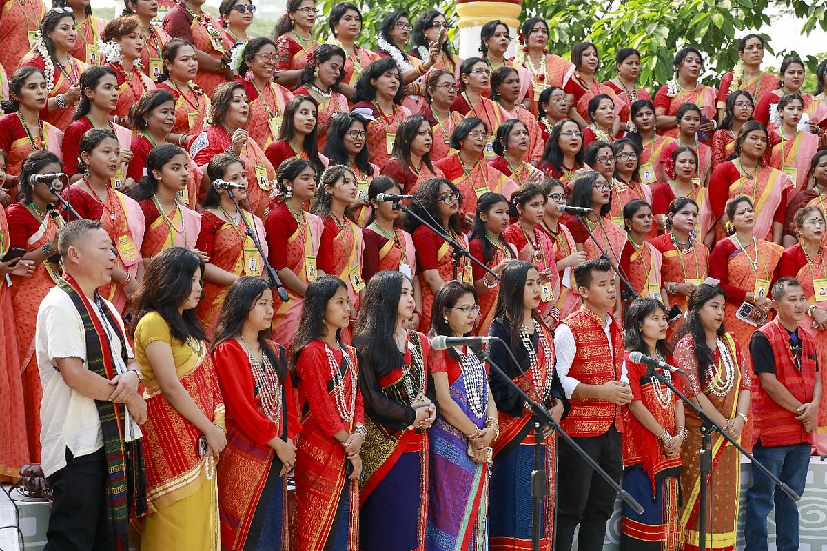 রাজধানীর ধানমন্ডির রবীন্দ্রসরোবরের উন্মুক্ত চত্বরে চ্যানেল আই-সুরের ধারা আয়োজিত বর্ষবরণ অনুষ্ঠান