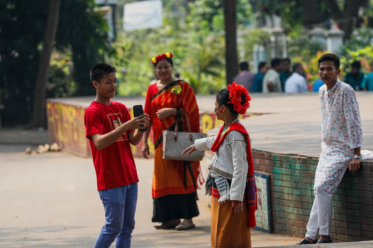 ডিসি হিলে বর্ষবরণের অনুষ্ঠান হচ্ছে না। তবু নানা সাজে বেশ কিছু নারী-পুরুষ সকাল থেকেই ডিসি হিলে আসেন। আজ সকালে