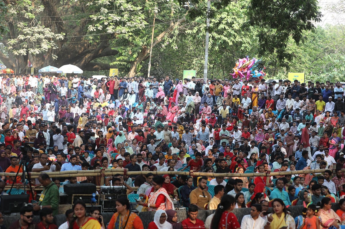 বর্ষবরণ অনুষ্ঠানে সকালে লোকসমাগম ছিল কিছুটা কম। তবে বেলার বাড়ার সঙ্গে সঙ্গে বাড়ে ভিড়। আজ বিকেলে সিআরবিতে