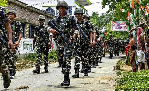 পশ্চিমবঙ্গের মুর্শিদাবাদে গতকাল রোববার কেন্দ্রীয় বাহিনীর টহল