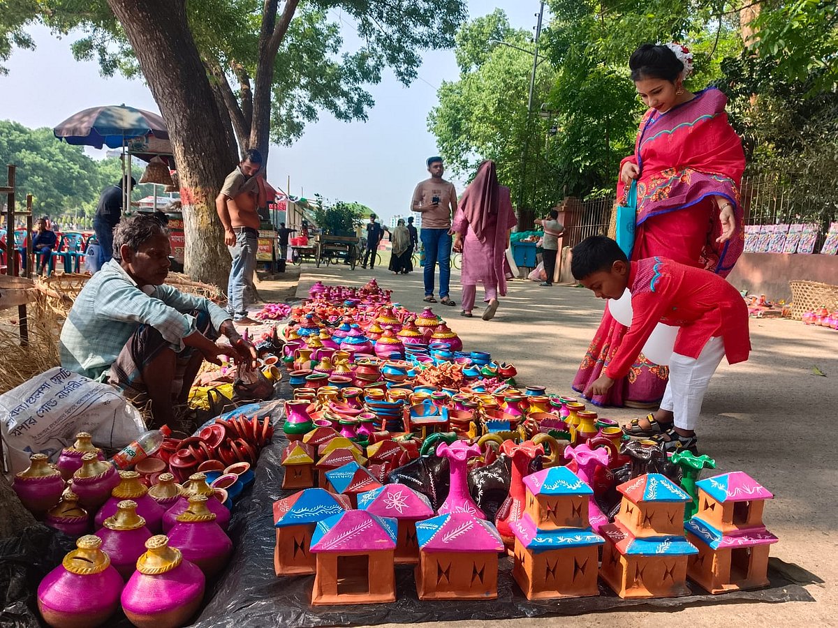 বৈশাখি মেলায় মাটির জিনিস বিক্রি করতে এনেছেন একজন দোকানি