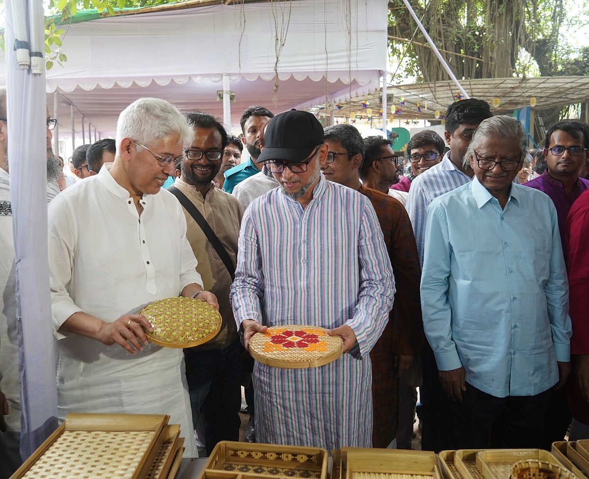 বাংলা একাডেমি প্রাঙ্গণে আয়োজিত সাত দিনব্যাপী ‘বৈশাখী মেলা-১৪৩২’ ঘুরে দেখছেন অতিথিরা