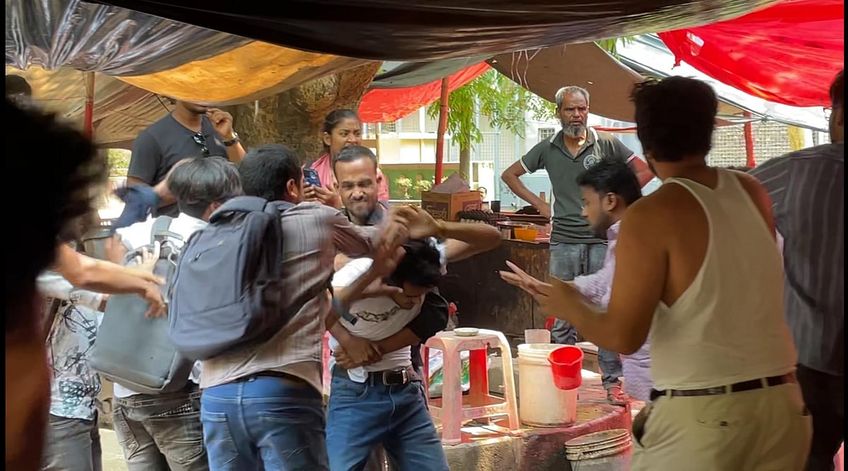 রাজশাহী বিশ্ববিদ্যালয়ের আইন বিভাগ ও ফিন্যান্স বিভাগের শিক্ষার্থীদের মধ্যে মারামারি। মঙ্গলবার দুপুরে বিশ্ববিদ্যালয়ের টুকিটাকি চত্বরে