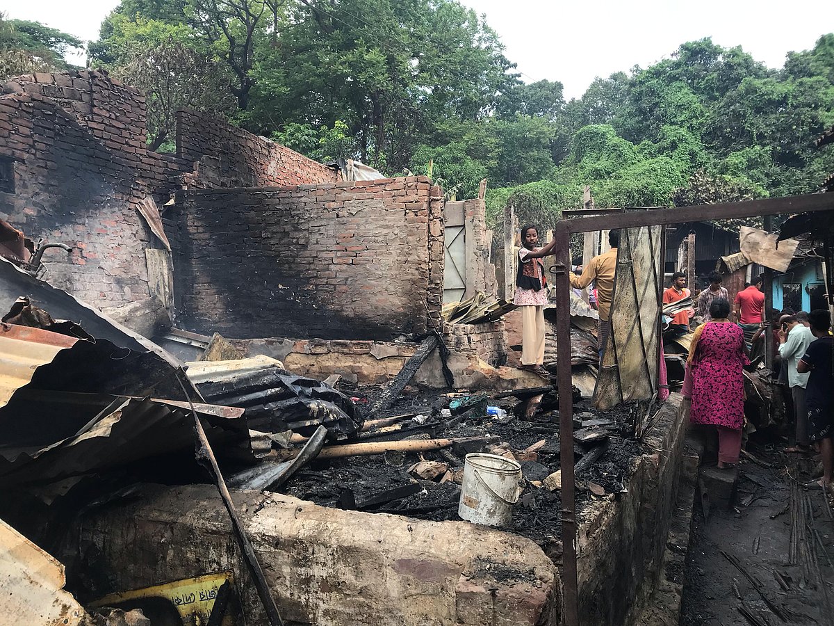 আগুনে পুড়ে যাওয়া ঘর। আজ সকালে