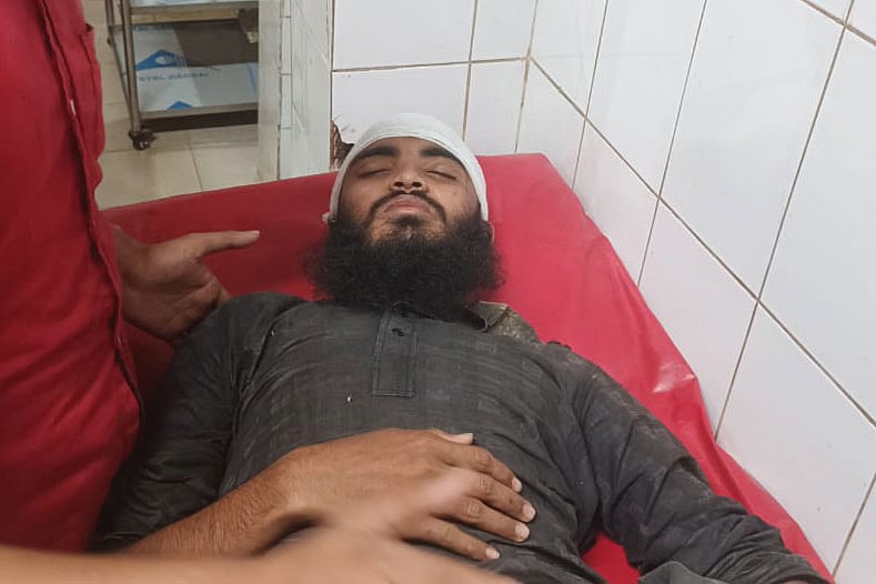 ট্রেন থেকে লাফ দেওয়ার পর আহত আব্দুর রাজ্জাক। আজ রাতে