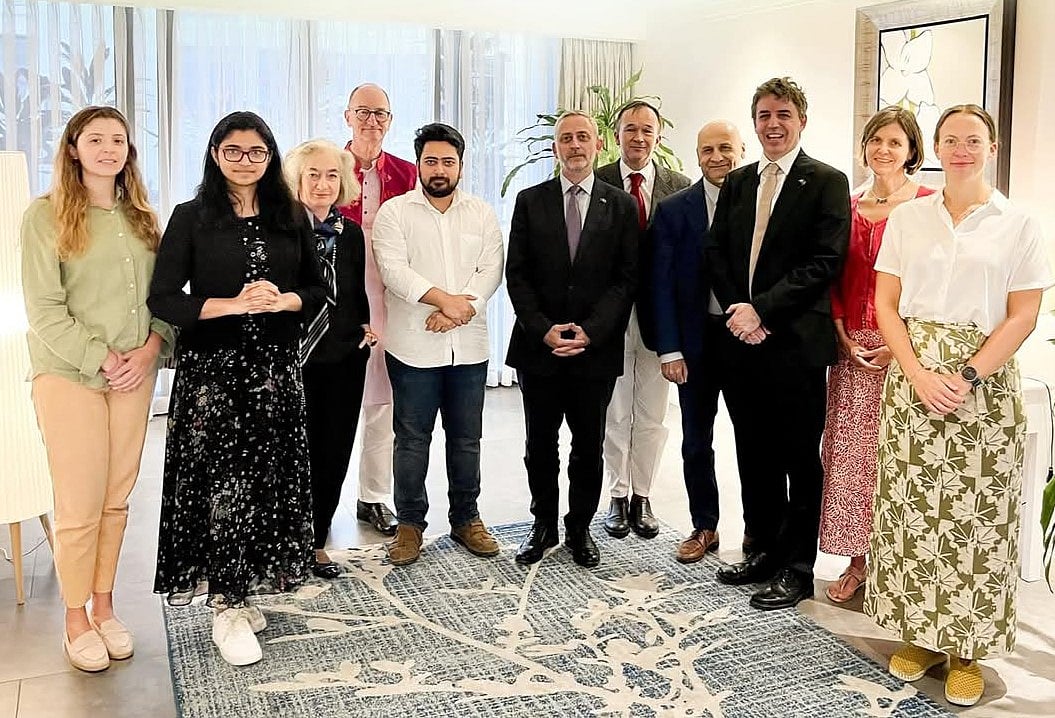 ইউরোপীয় ইউনিয়নের রাষ্ট্রদূতদের সঙ্গে বৈঠক করেছেন এনসিপির আহ্বায়ক নাহিদ ইসলাম ও জ্যেষ্ঠ যুগ্ম সদস্যসচিব তাসনিম জারা। ঢাকা, ১৫ এপ্রিল